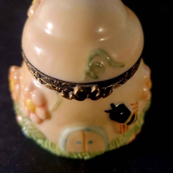 Porcelain Honey Bee Hinged Trinket Box - Picture 6 of 10